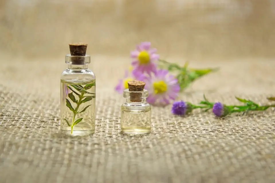 Aromaterapi yağ şişeleri ve kır çiçekleri